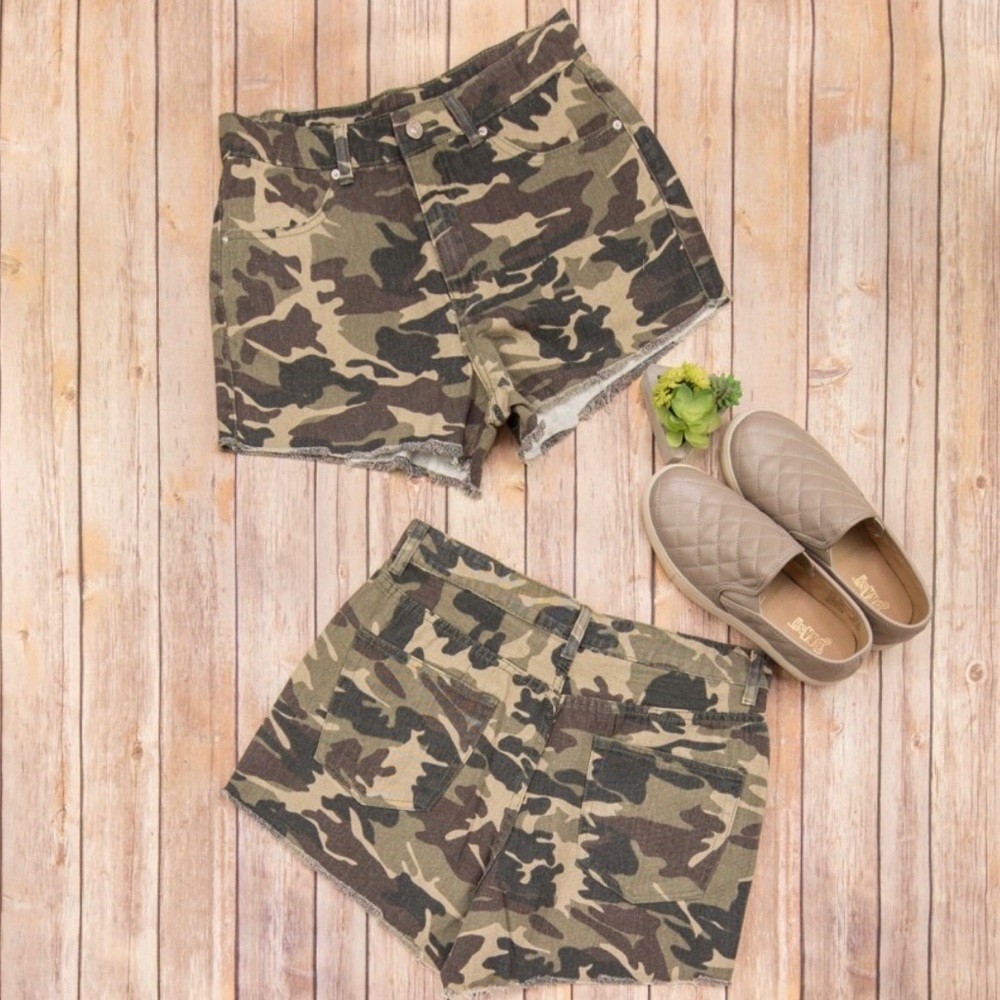 NWOT boutique camo shorts